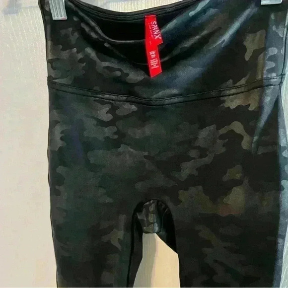 Spanx Black Camo Leggings. Size XS EUC - Picture 2 of 6
